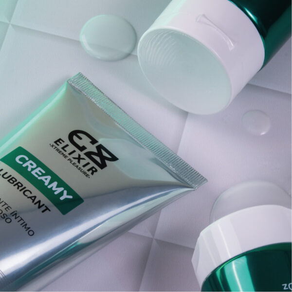 Vista detallada del lubricante cremoso Elixir 250 ml con gotas de producto mostrando textura espesa tipo semen.