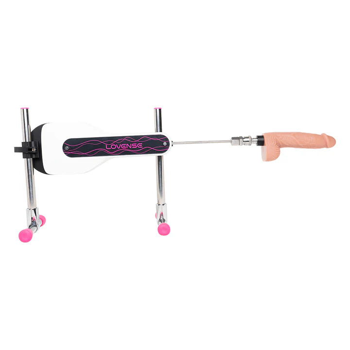 Vista frontal de la mini máquina sexual Lovense mostrando su estructura metálica y sistema de empuje con dildo montado.