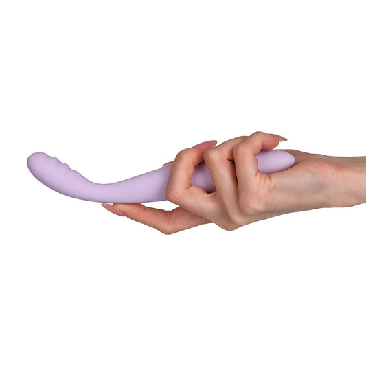 Vibrador Cici 2 en manos de una persona, mostrando su eje semiflexible que se adapta a la anatomía del cuerpo.