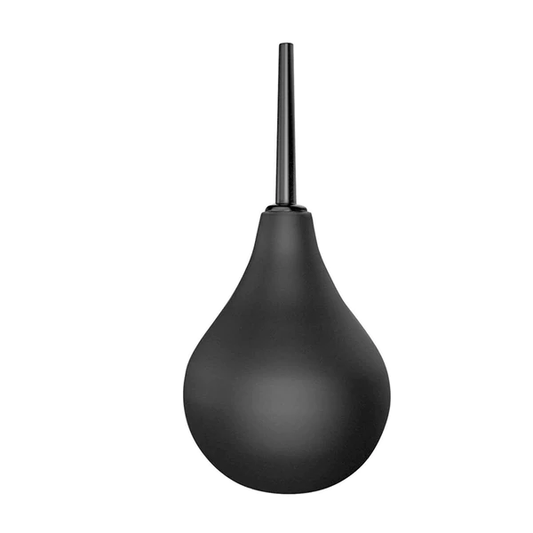 Imagen frontal de la ducha anal negra Lovetoy con forma de pera y boquilla delgada, ideal para limpieza íntima.