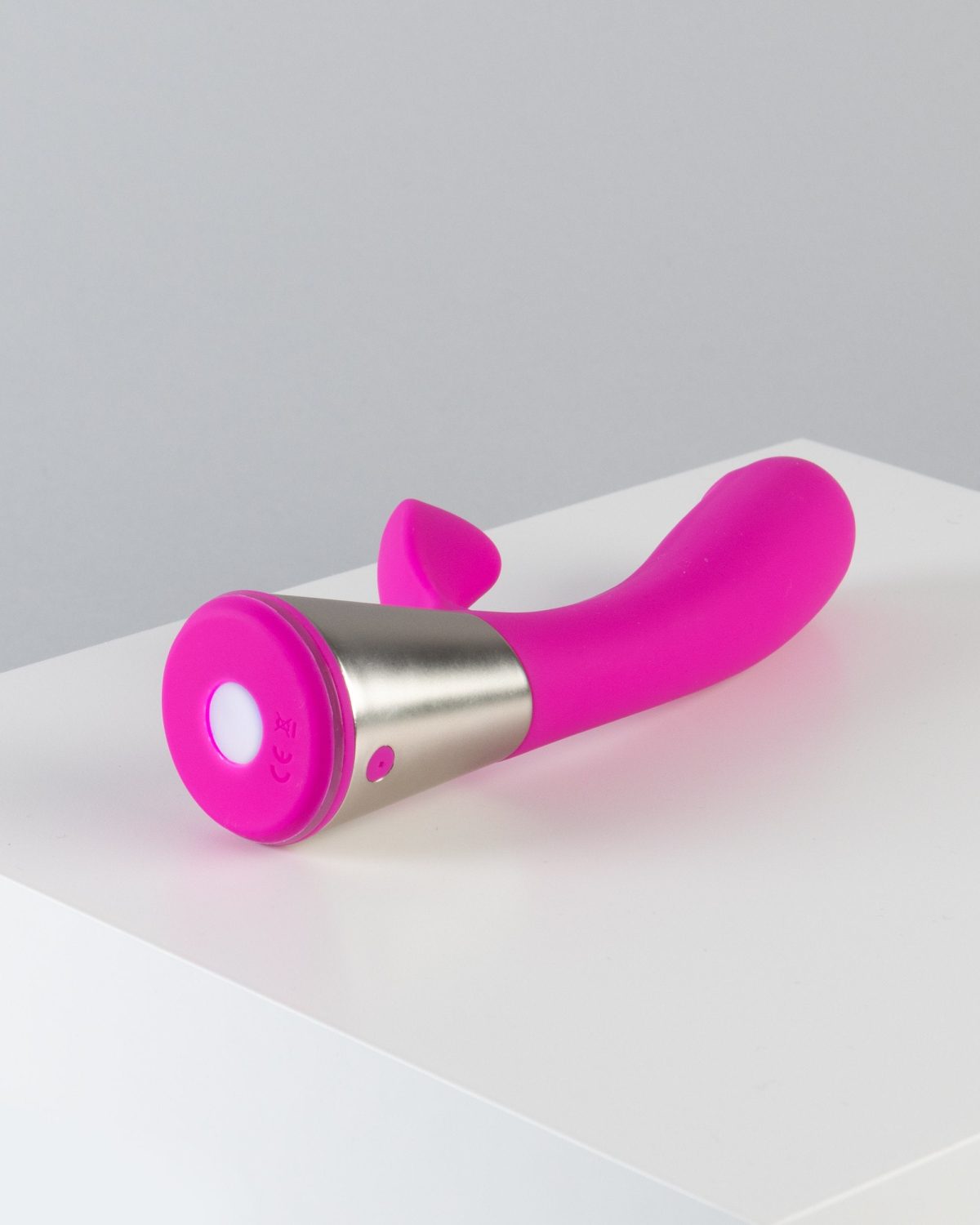 Base del vibrador Ohmibod Fuse rosa con puerto de carga USB y luz LED indicadora.