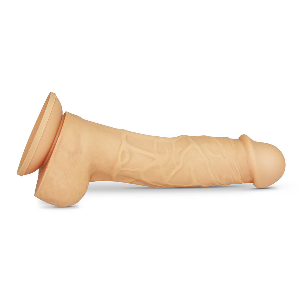 Dildo Amon acostado, mostrando su potente ventosa de succión y realismo anatómico.