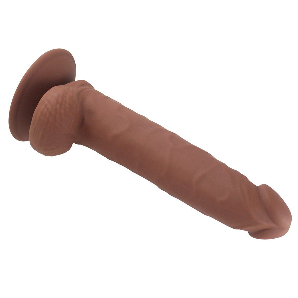 Dildo realista James en tono chocolate, con detalle de testículos y ventosa firme.