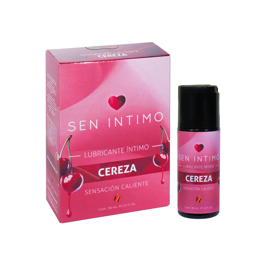Caja y frasco del lubricante caliente sabor cereza Sen Íntimo 30 ml rodeados de cerezas sobre fondo rojo.