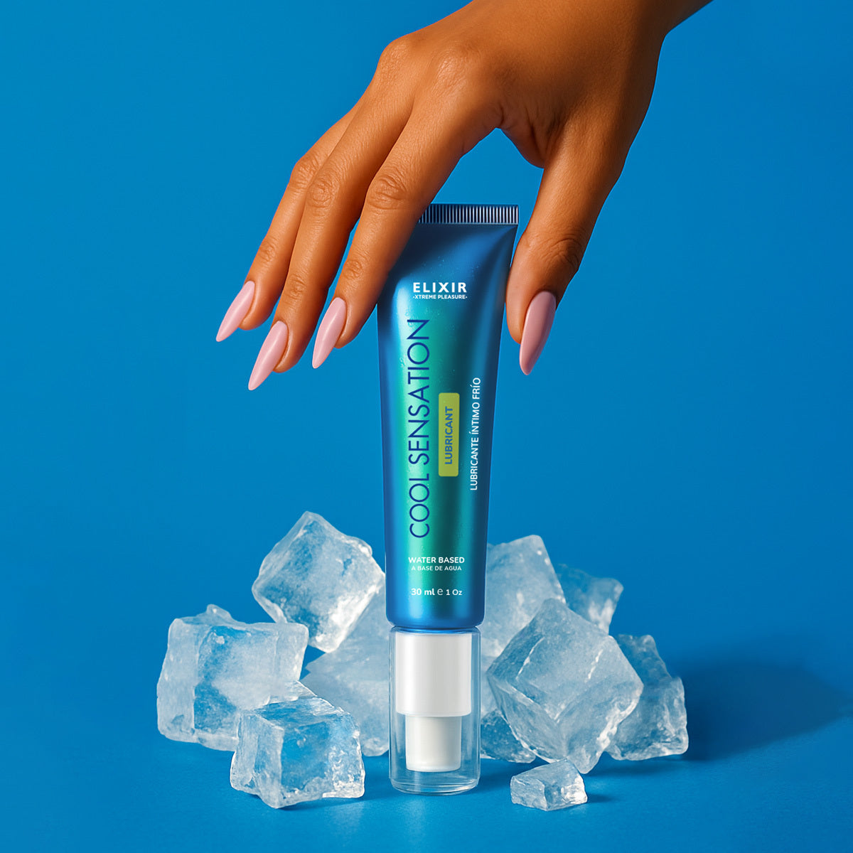 Lubricante íntimo Elixir Cool Sensation sostenido por una mano sobre cubos de hielo, resalta su frescura y presentación elegante.