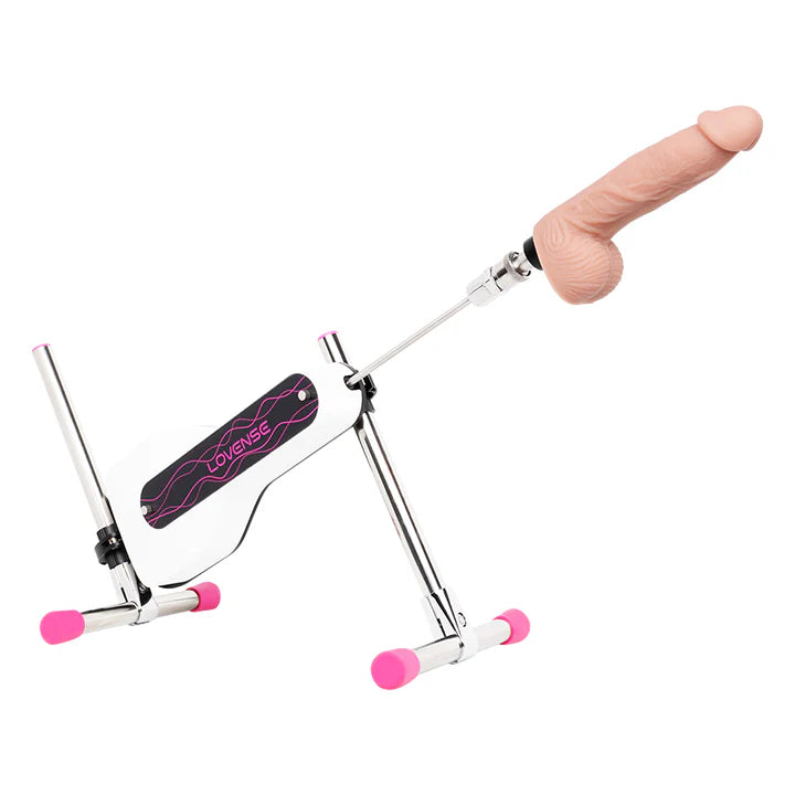 Mini máquina sexual Lovense en ángulo lateral con dildo en posición elevada, ideal para juegos íntimos controlados por app.