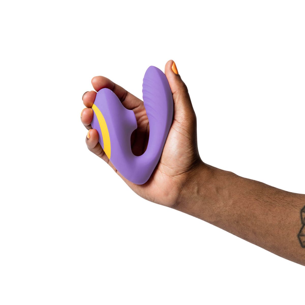 Romp Reverb sostenido en una mano, mostrando su tamaño compacto y diseño ergonómico para facilitar su uso