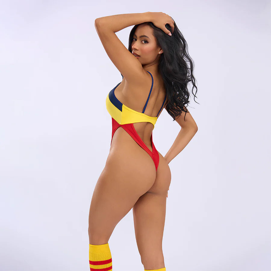 Modelo mostrando la parte posterior del Set Fiesta Latina, body tricolor con espalda abierta y diseño inspirado en los colores de Colombia.