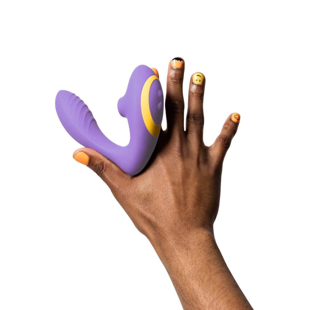 Succionador y vibrador Romp Reverb sobre la mano, resaltando su forma en “U” y textura suave