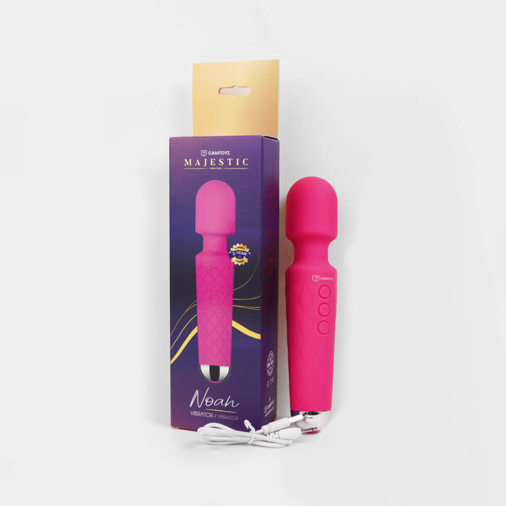 Vibrador Tipo Hitachi Noah Majestic rosa junto a su caja y cable de carga USB.