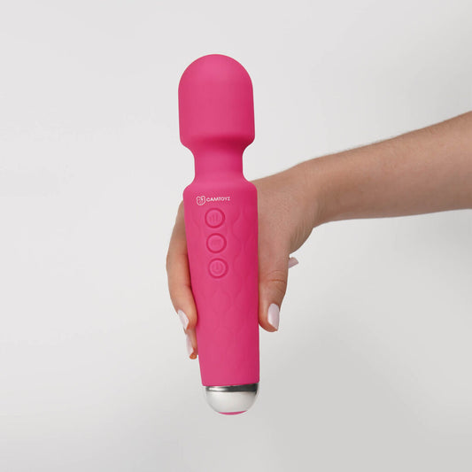 Mano sosteniendo el Vibrador Tipo Hitachi Noah Majestic color rosa.