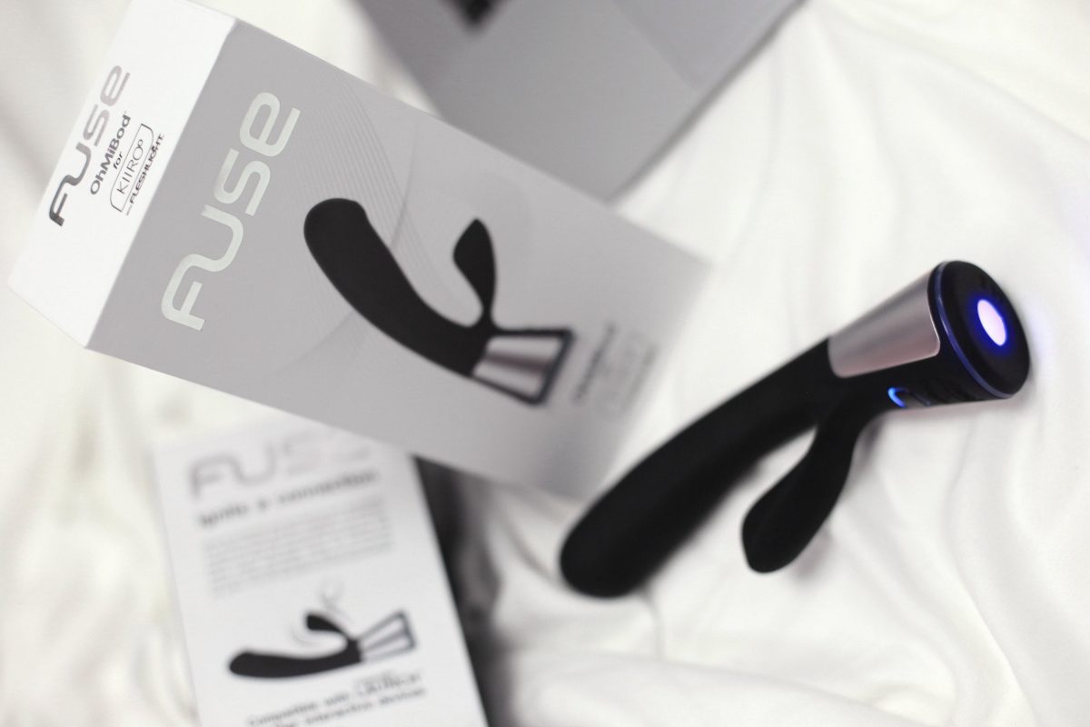 Vibrador Ohmibod Fuse negro con luz LED encendida y tecnología sensible al tacto para estimulación femenina.