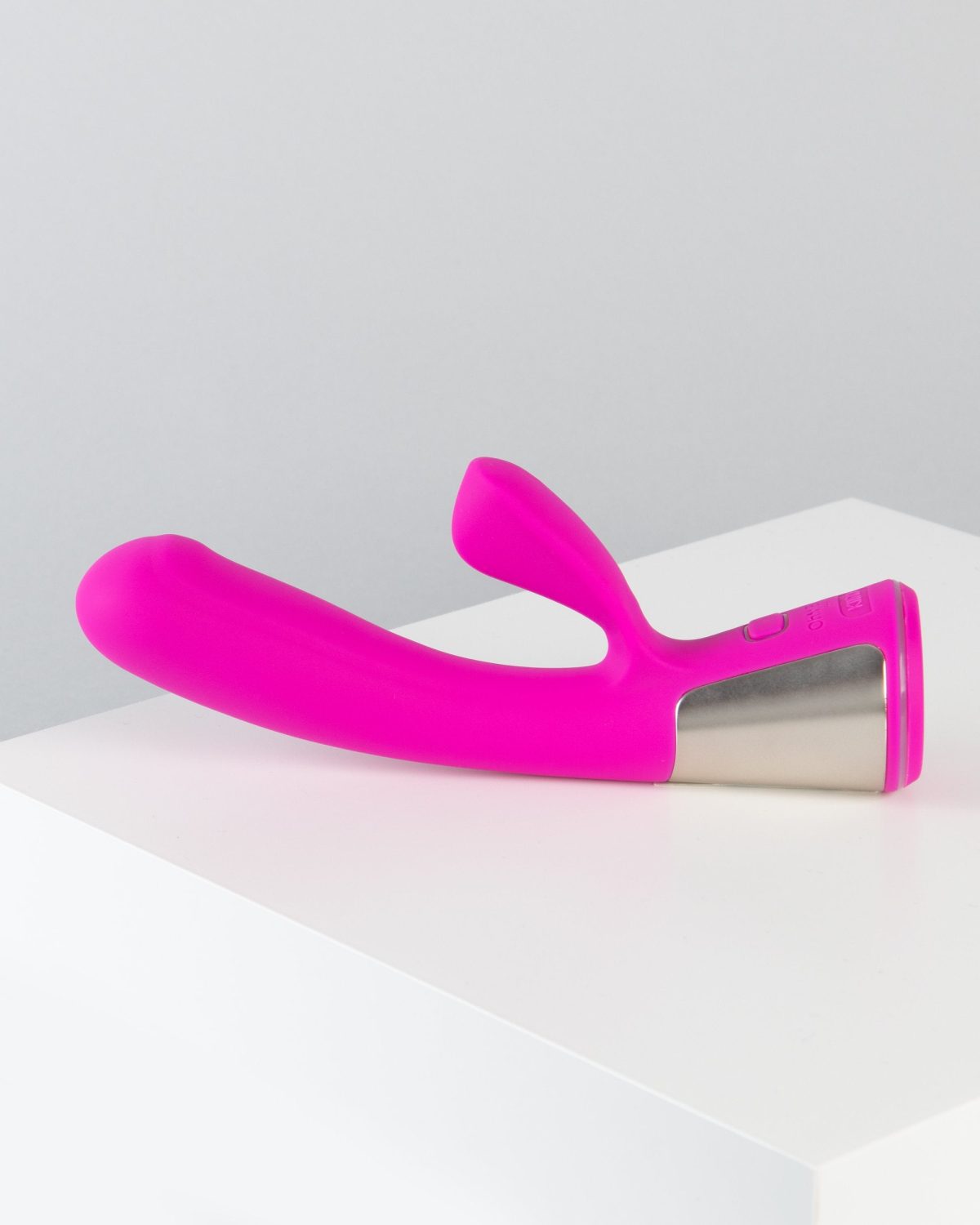 Vibrador doble estimulación Ohmibod Fuse color rosa en silicona médica con diseño ergonómico para punto G y clítoris