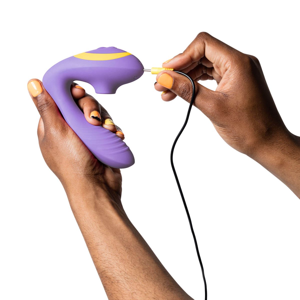 Vibrador Romp Reverb siendo cargado con cable USB, mostrando su fácil sistema de carga recargable
