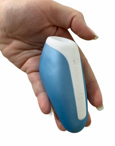 Fotografía del diseño ergonómico del Satisfyer Love Breeze. El dispositivo tiene una forma cómoda para sostenerlo en la mano.