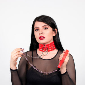 gargantilla bondage de cuero 