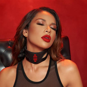 collar bondage en cuero 