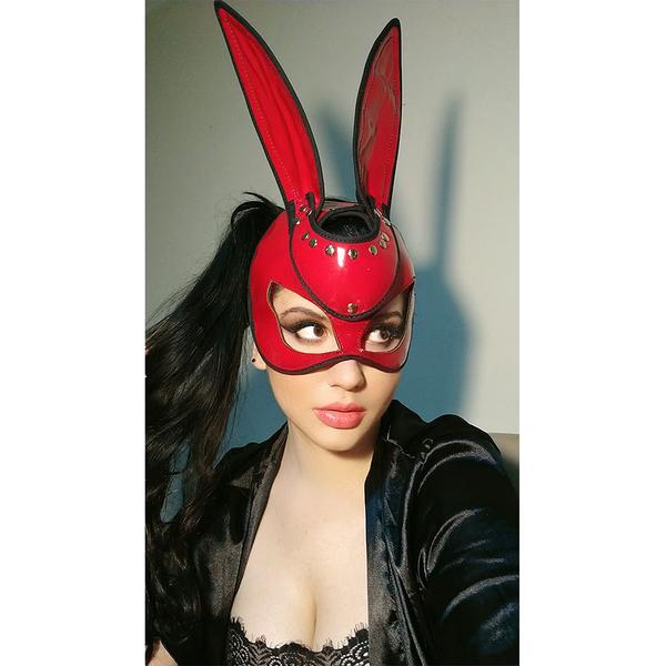 sensual mascara roja con orejitas de conejo