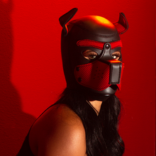 Cargar imagen en el visor de la galería, mascara bondage de cuero color negro y rojo