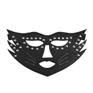 mascara de cuero con taches de gatito