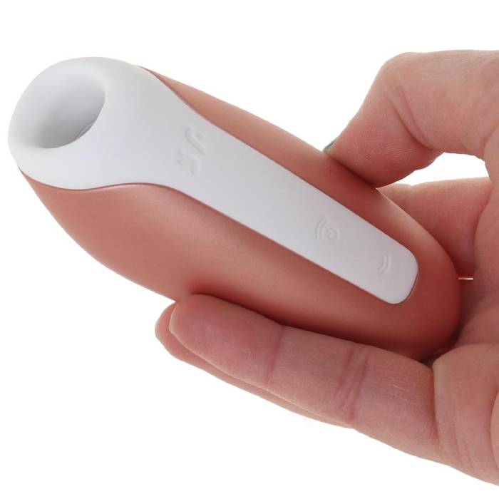 Mano sosteniendo el Estimulador Succionador Clitorial Satisfyer Love Breeze en color palo de rosa, mostrando su diseño compacto y ergonómico.